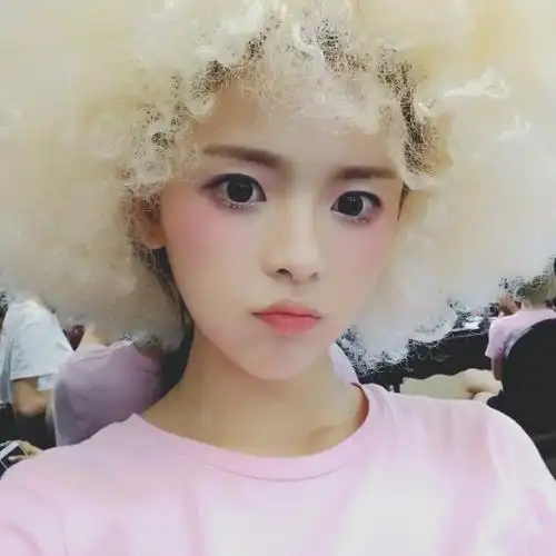 杨超越早期训练照片曝光各种二次元模样短发浓妆与今判若两人