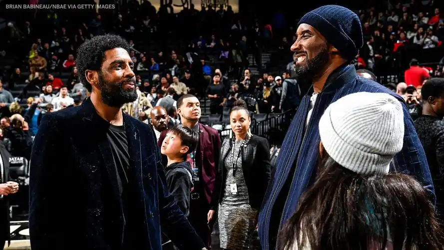 科比和本场休战的欧文也进行了交谈.