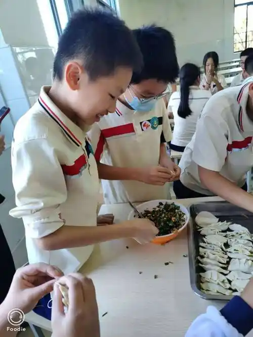 同样的节日 别样的快乐——厦门市新圩学校五年级开展"包饺子 庆六一"