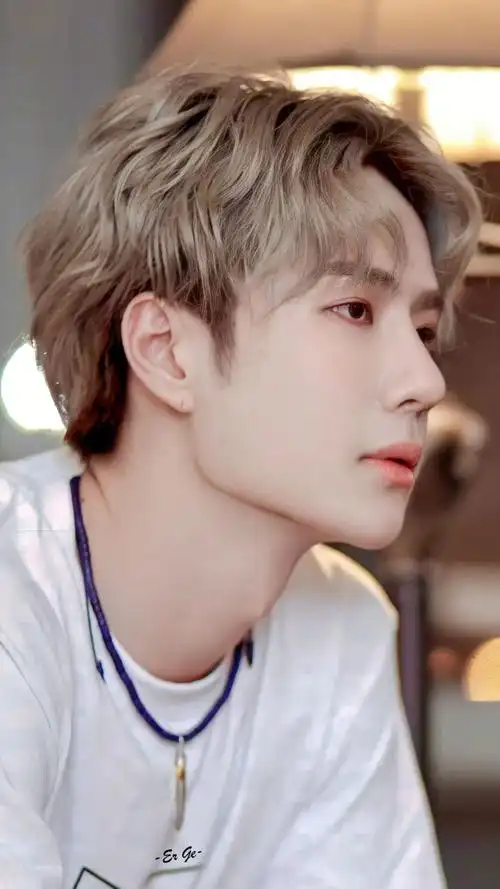 王一博壁纸亮晶晶的眼睛看着镜头脸蛋子鼓鼓的太可爱了