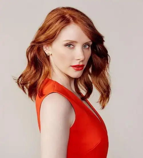 她是侏罗纪世界女主角如今身材依然性感丰满坦言会投身喜剧