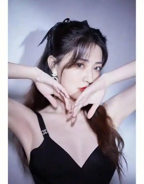 徐璐穿抹胸裙甜美又漂亮!