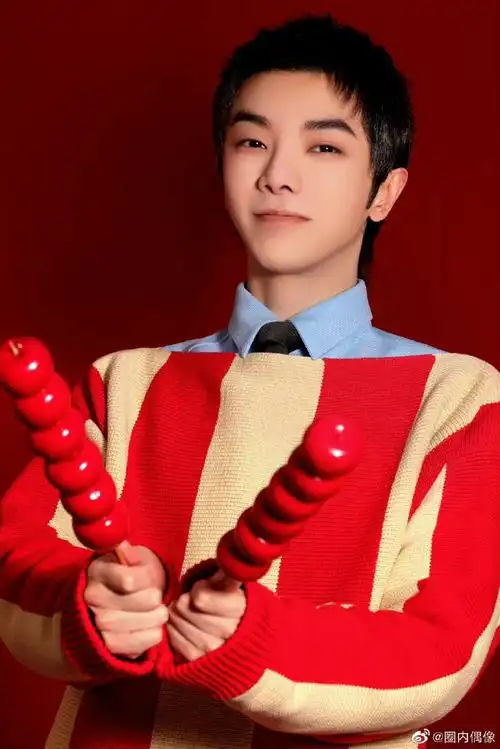 华晨宇红黄条纹毛衣写真