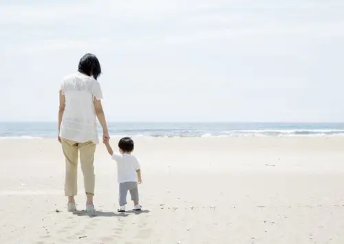 电脑壁纸 矢量 其他矢量 可爱宝宝与父母去海边