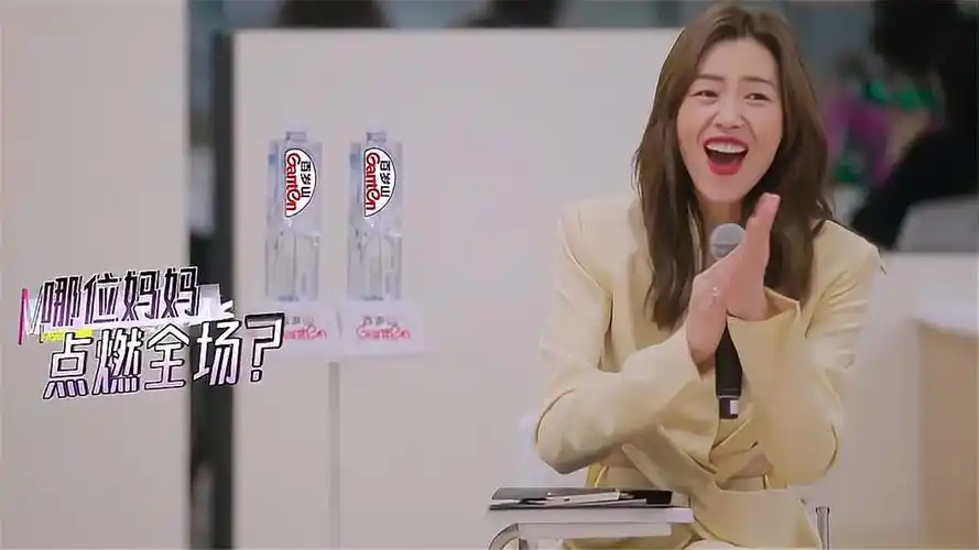 李斯丹妮妈妈一改往日造型,惊艳亮相刘雯彻底看呆丨妈妈好看