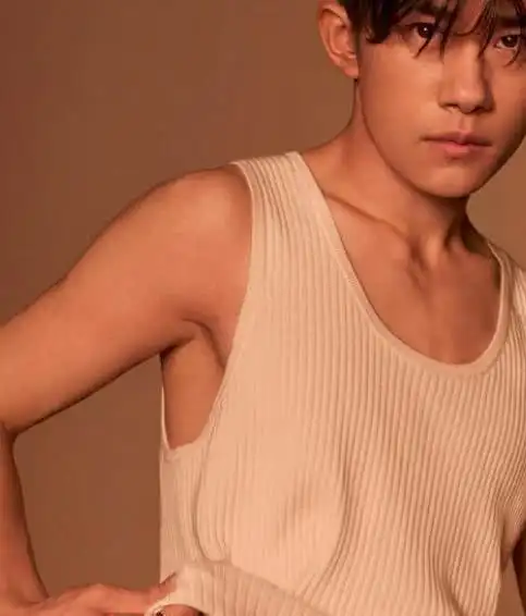 易烊千玺更新ins称晒痕为黑手套肌肉显出男人味