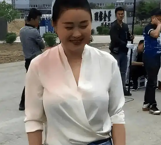 赵本山"御用老伴"关婷娜,丰腴身材穿低领睡衣引热议!