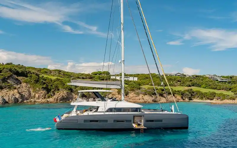 扬帆远航还是海上party,蓝高77大型豪华双体帆船皆可满足_哔哩哔哩