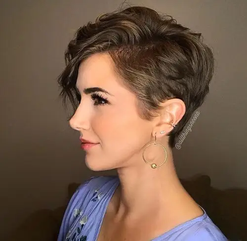 超短发气质女人