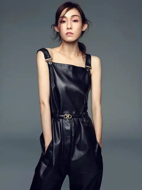 范玮琪再斩《女友》杂志两国双封 锁骨惹眼超帅气