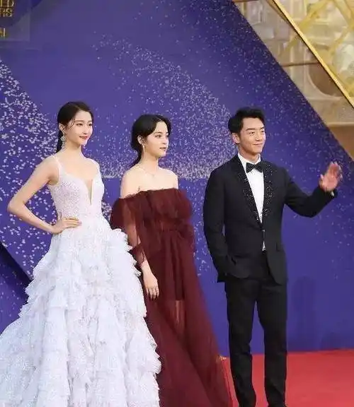 关晓彤合影太有优势,和鞠婧祎站一起脸好小,网友:对比太真实了_章子怡