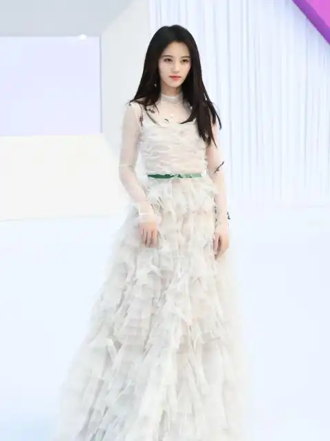 再看这张鞠婧祎的全身照让人不得不感叹的,她的气质是那么的完美,真的