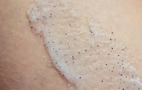 身体磨砂去角质颗粒.选择性的焦点.特写照片