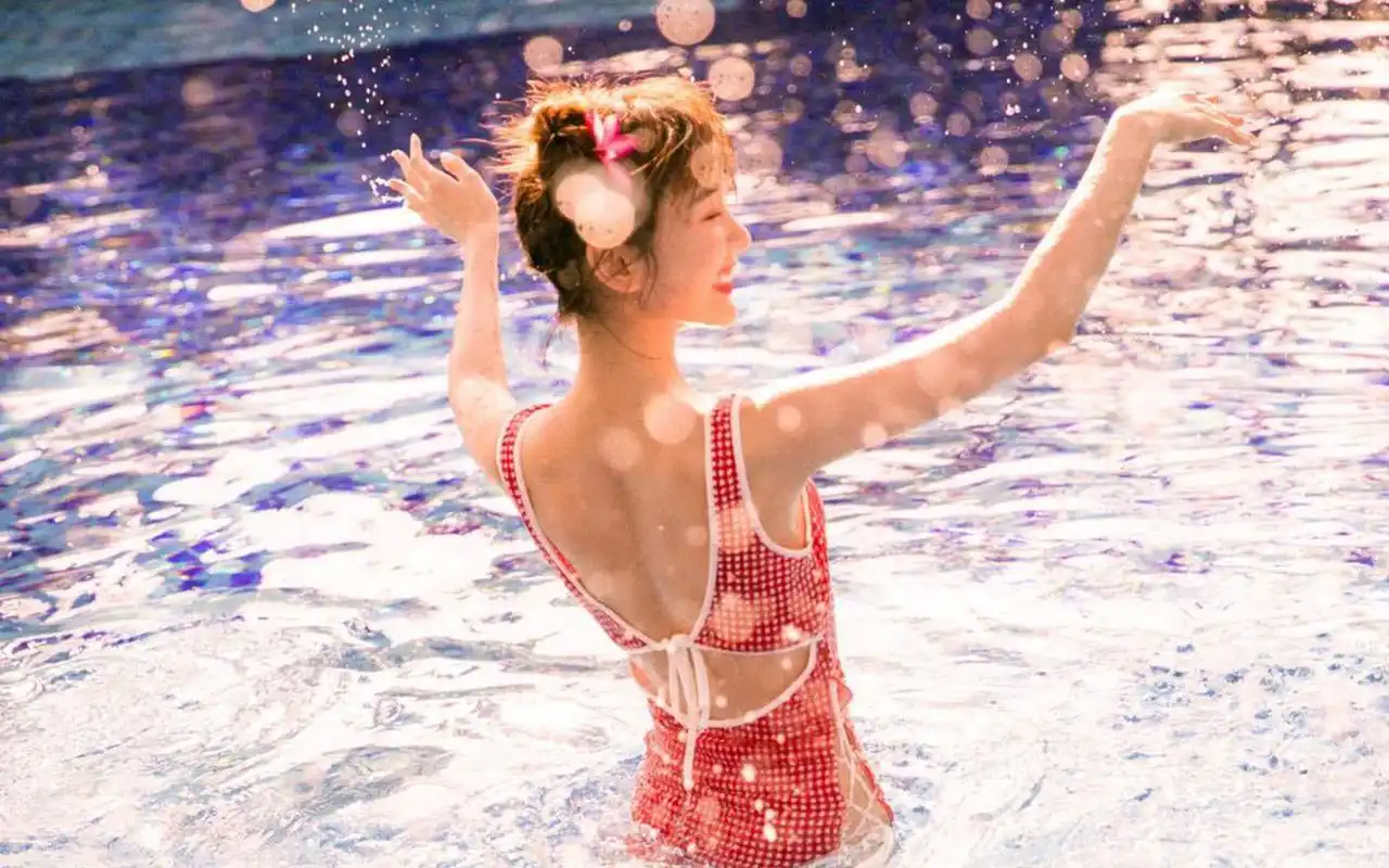 毛晓彤复古泳装高清桌面壁纸