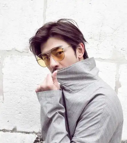 陈柏霖瑞士时尚街拍,一同探索时间之城的终极魅力