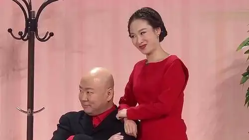 2016央视春晚:郭冬临携马天宇跨界爆笑表演小品《是谁呢》