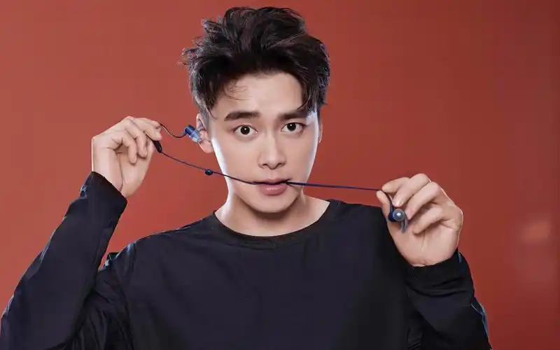 帅气清新李易峰壁纸简单运动风的帅气