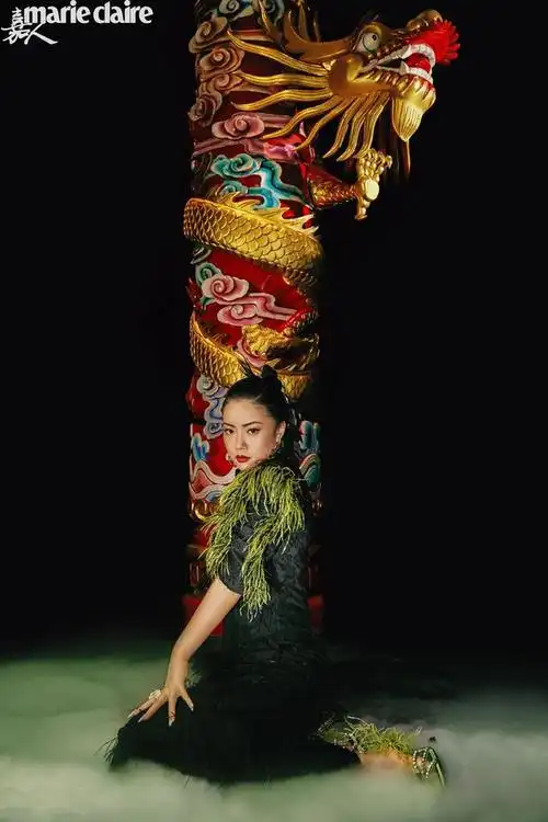 王菊身着流苏旗袍 高扎马尾尽显潮酷国风