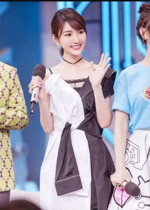 毛晓彤近照,盈盈一握的细腰无比吸睛,整体看上去时尚又迷人_陈翔_贝