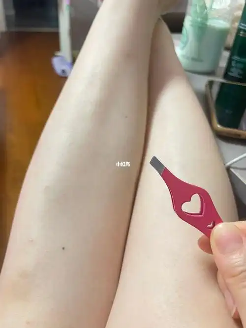 用镊子拔腿毛