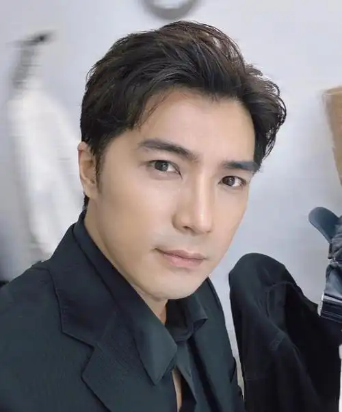 39岁贺军翔近照认不出背头眼袋太明显沧桑显老少年感全无