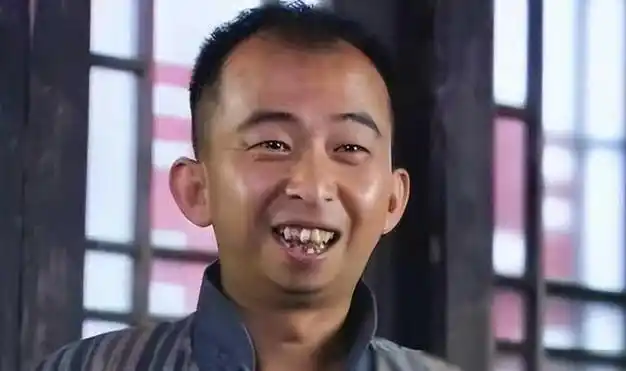 要钱没钱要貌没貌5位丑男演员娶的老婆咋一个比一个漂亮