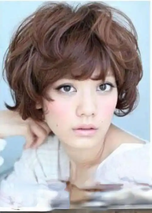 2021年女生短发卷发发型图片时尚又有朝气