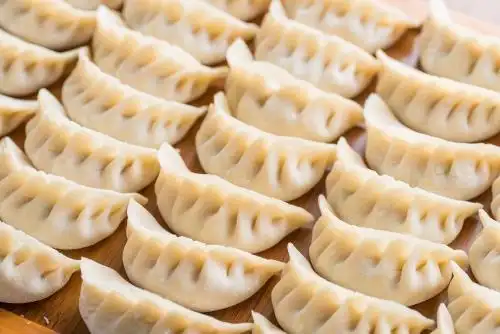 托盘上整齐摆放的手工鲜肉水饺