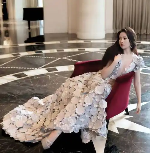 35岁刘亦菲穿碎花裙秀身材,美到让人窒息_网络_来自_图片