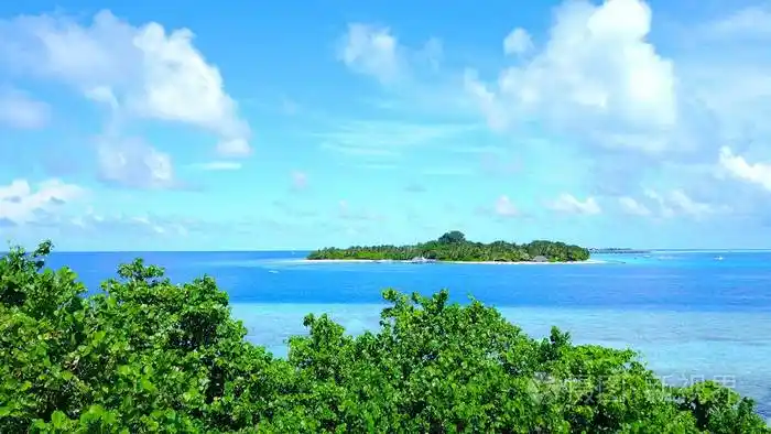 p02473 空中无人机在阳光明媚的热带天堂岛上看到马尔代夫白色沙滩与