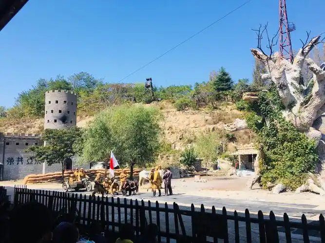 景区里有适合孩子们玩的室外挑战,比较适合亲子游,让孩子们感受红色