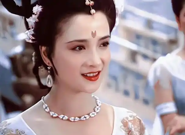 看了60岁何晴的老年状态,我发现:90年代古装第一美人名不虚传