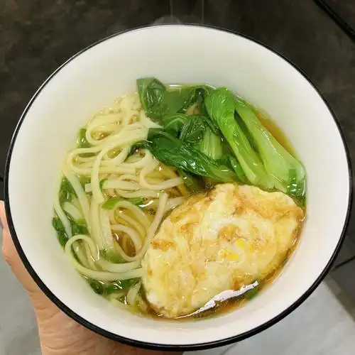 我是郑小厨吖做的快手早餐之元气清汤面