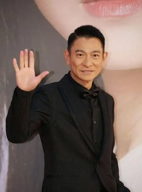 58岁刘德华罕出镜天王气质掩盖岁月痕迹这才是优雅变老的诠释