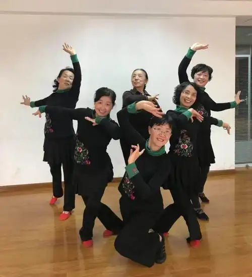 舞蹈班一学期结束了,在老师精心培训指教下,有了一定的舞步动作姿势