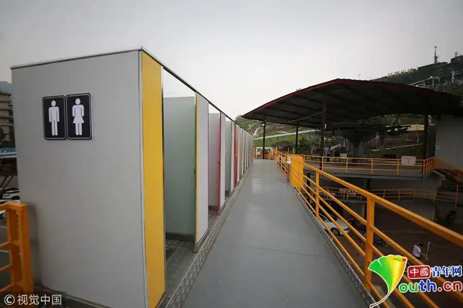 重庆天桥上建无性别公厕 网友称是"空中厕所"