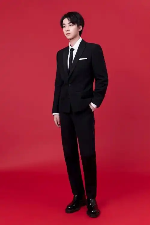 王俊凯牛仔外套机场路透