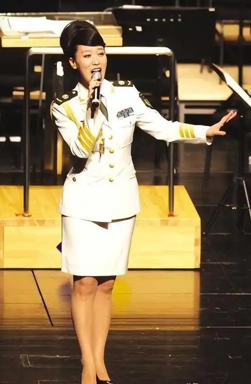 个子高挑的谭晶,中国军旅歌手第一美女