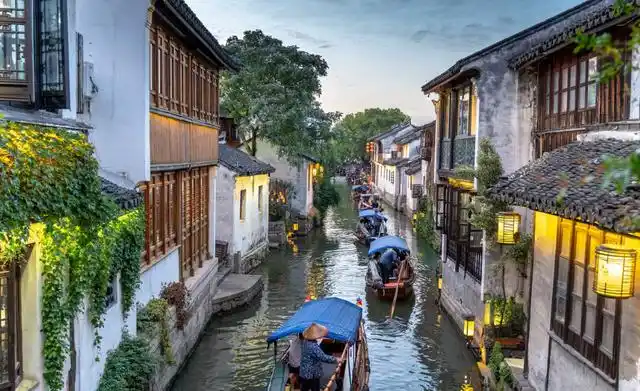 我是刘昊,今天带大家游玩古镇周庄,周庄,一个位于苏州的江南水乡古