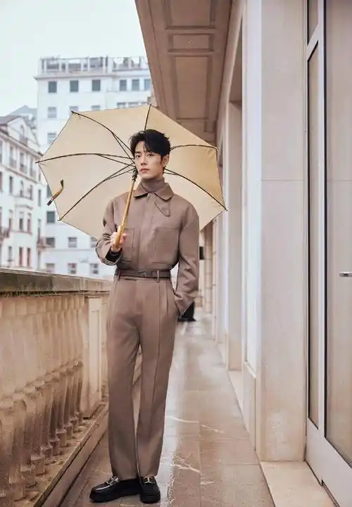 米兰这一夜,被连红毯都懒得走的肖战任嘉伦惊艳,一脸稚气也难掩盛世