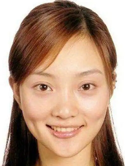 李小璐也许是本身肉比较多的原因,徐冬冬的素颜容易出油,有时候看起来