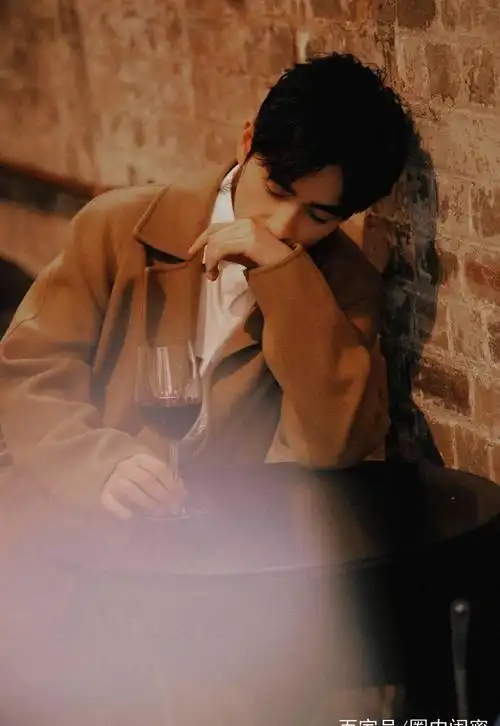 朱一龙获亚洲最帅面孔,被嘲老脸装嫩,粉丝拿3组照片,全网沉默