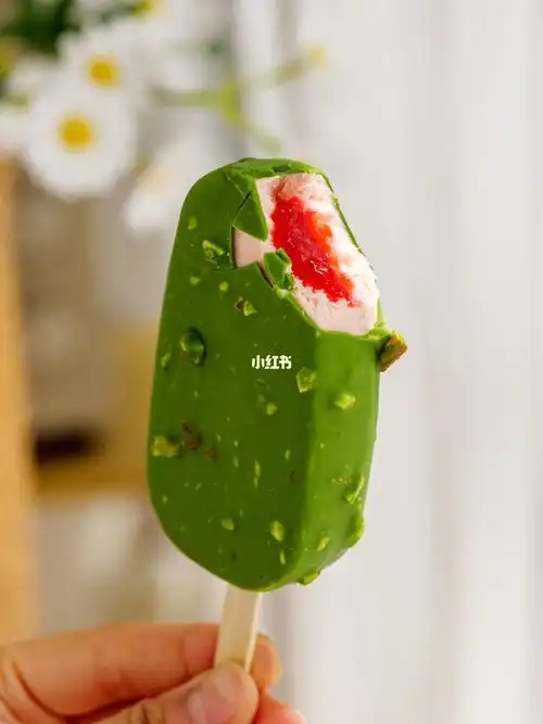高颜值草莓夹心雪糕