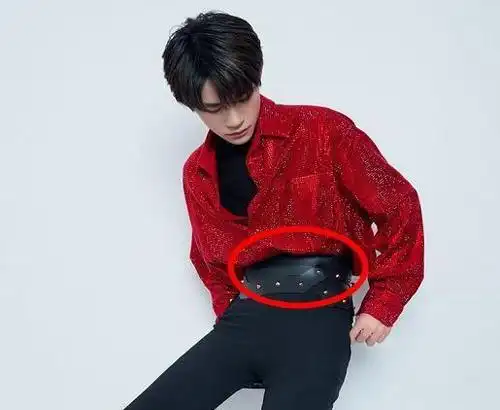 剧组晒易烊千玺近照,腰围细到能一手握住,为拍戏瘦到一百斤?