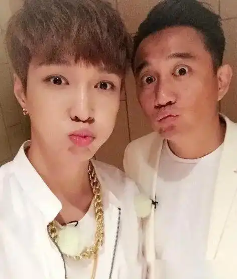 良师益友!黄磊连续7年为张艺兴庆生,师徒感情令人羡慕