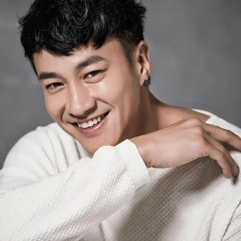 何润东近照曝光野蛮生长再变身,网友:腿亮了!