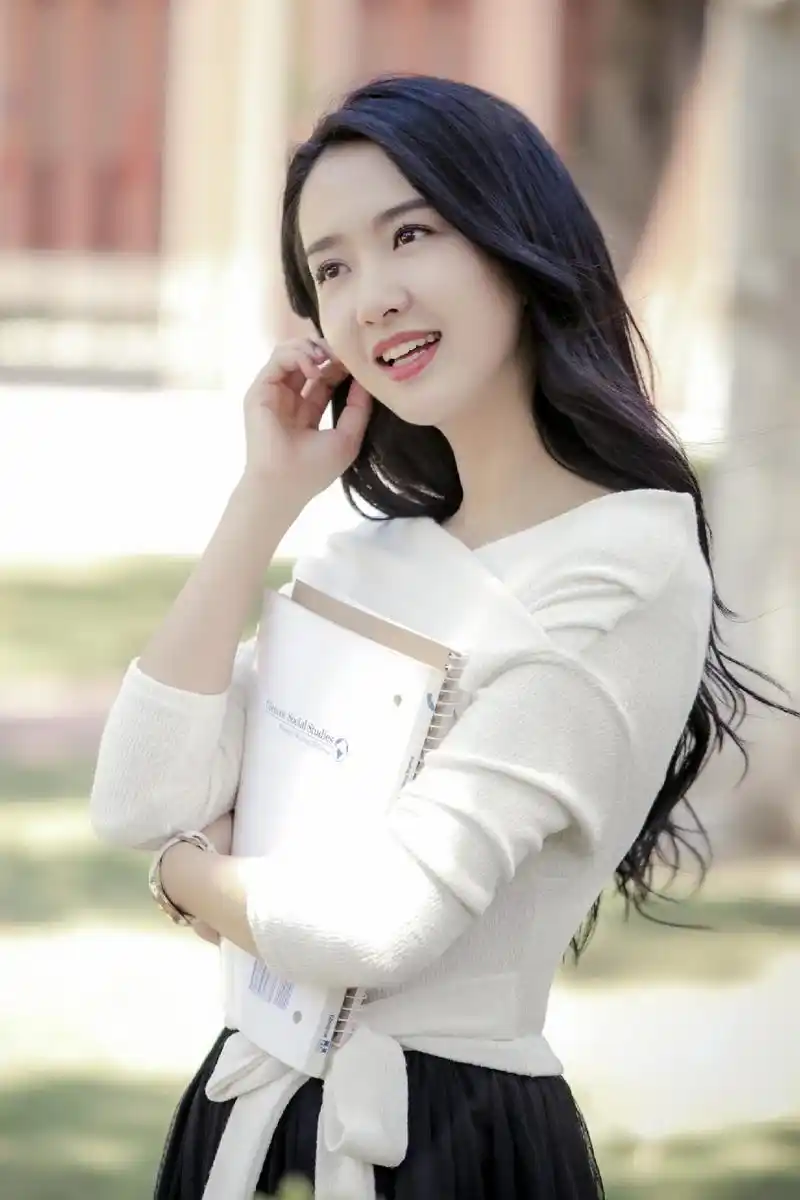 许龄月:花容月貌,美丽娇艳