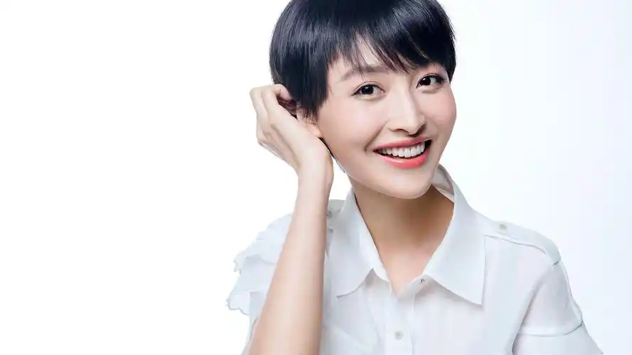 女艺人杨洋短发俏皮写真