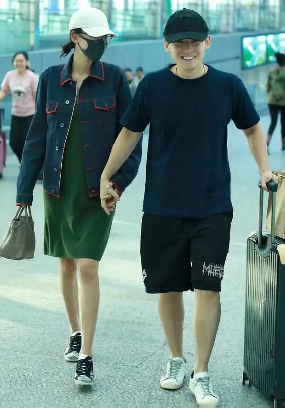 孙怡和董子健牵手现身机场,穿同款牛仔情侣装,孕期也不忘秀恩爱