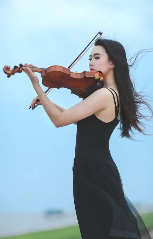 少女拉小提琴